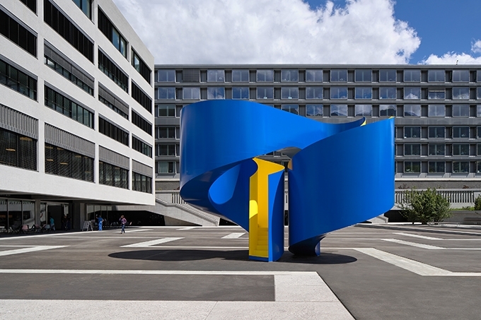 «SCARCH: SCulpture-ARCHitecture» von Not Vital auf dem Spitalplatz am Hauptstandort