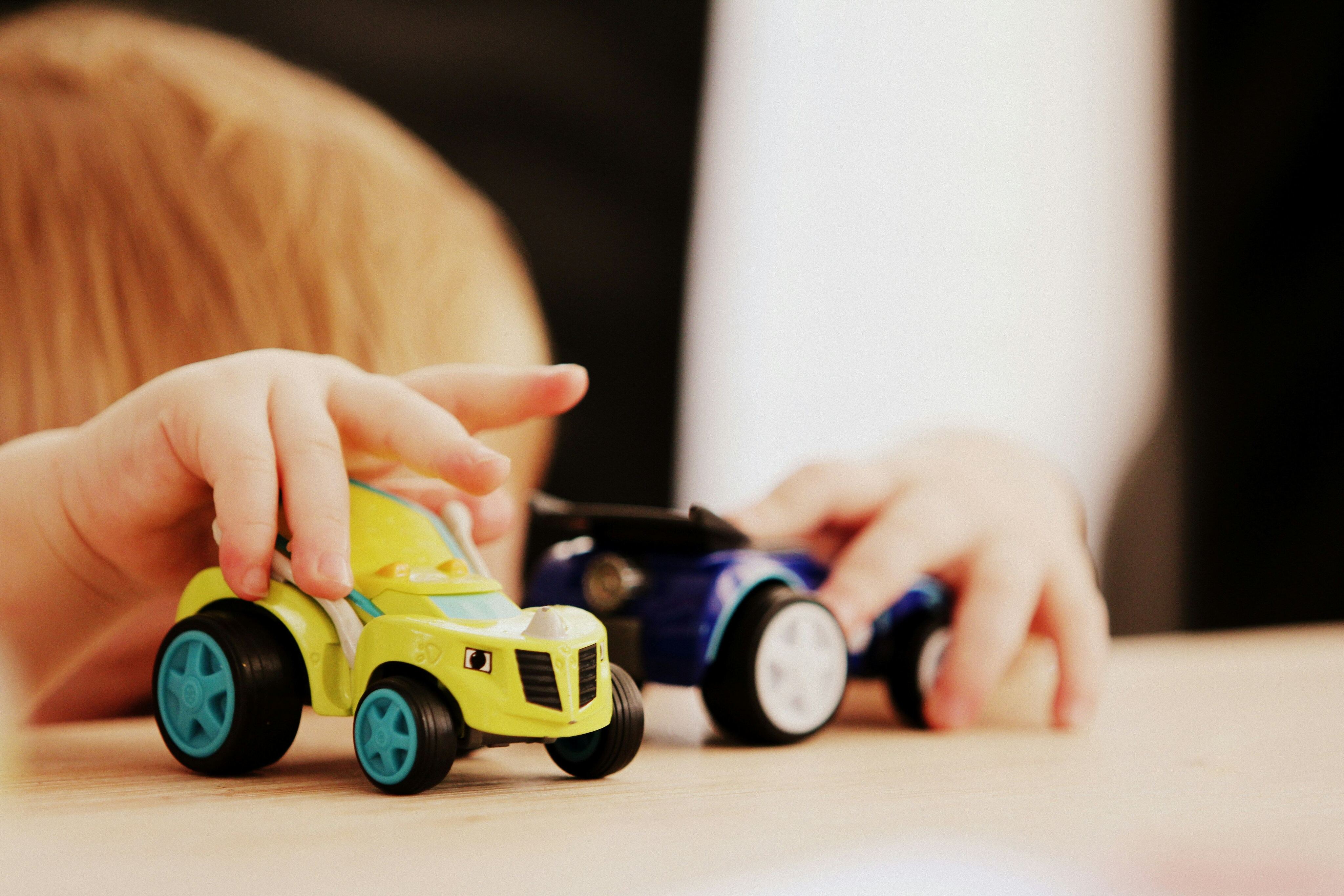 Spielzeugauto, Kinderhand