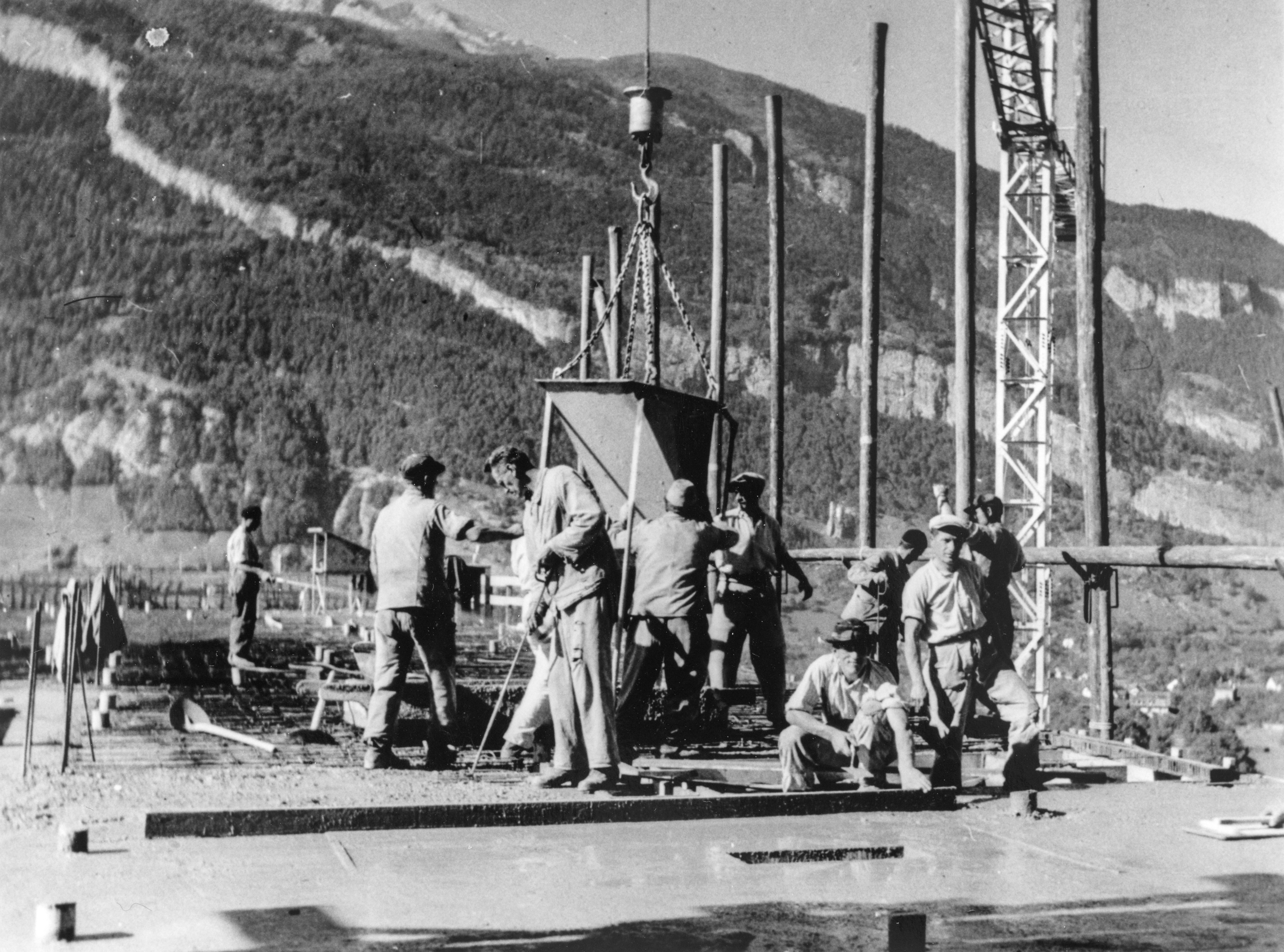 1940: Bauarbeiter auf dem Dach des zukünftigen Kantons- und Regionalspitals