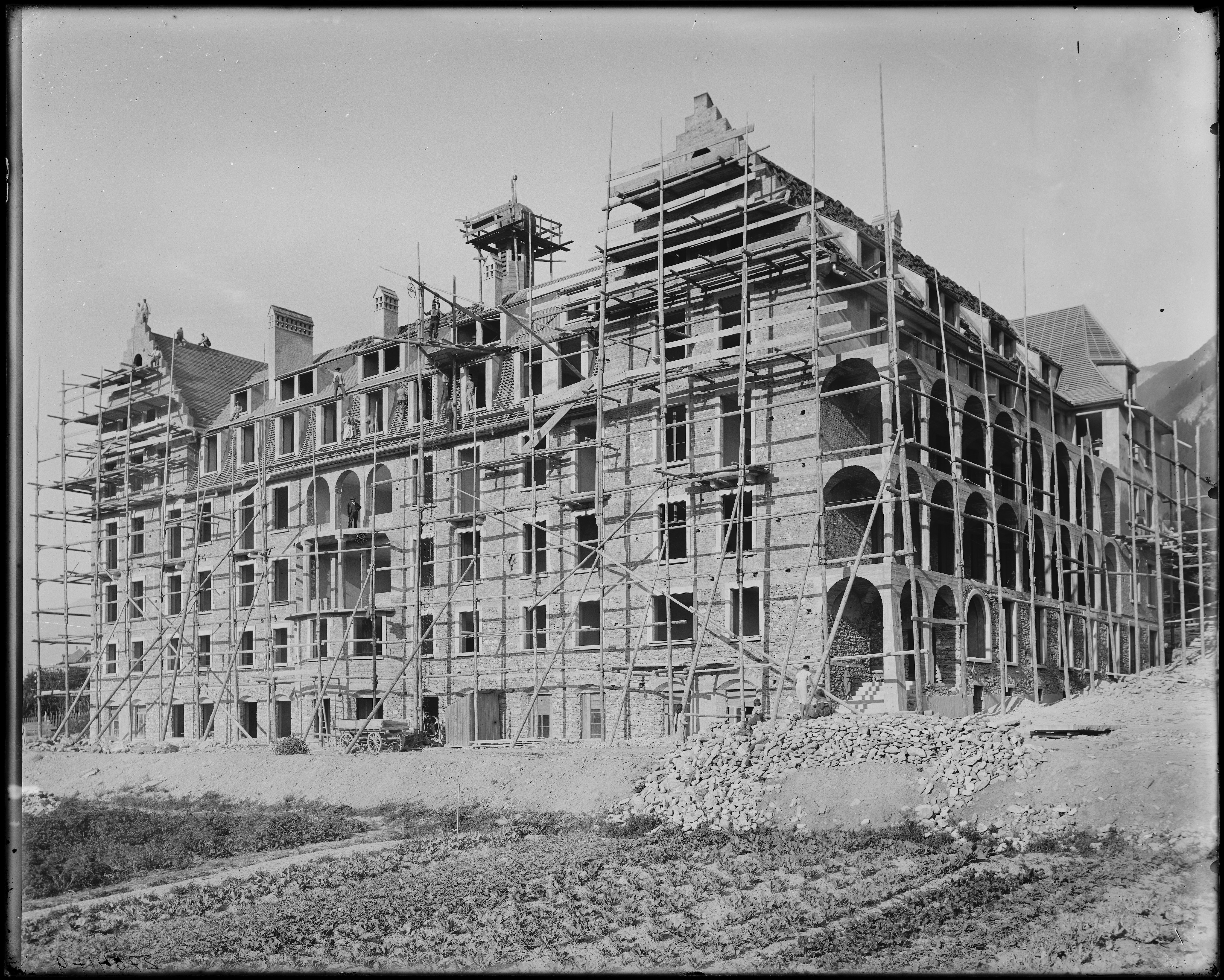 1911: Das Kreuzspital an der Loëstrasse im Bau