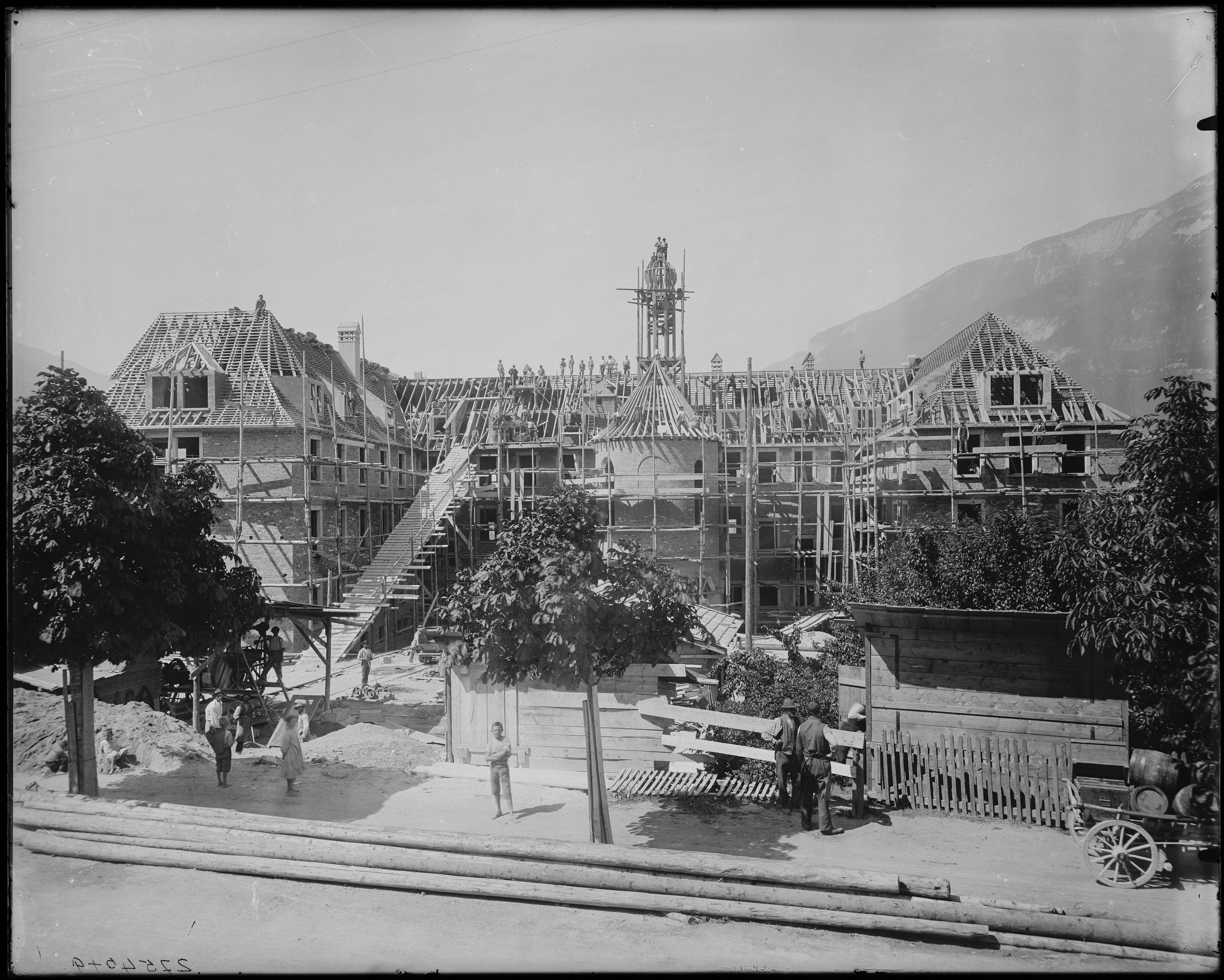 1911: Blick auf die Baustelle Kreuzspital an der Loëstrasse