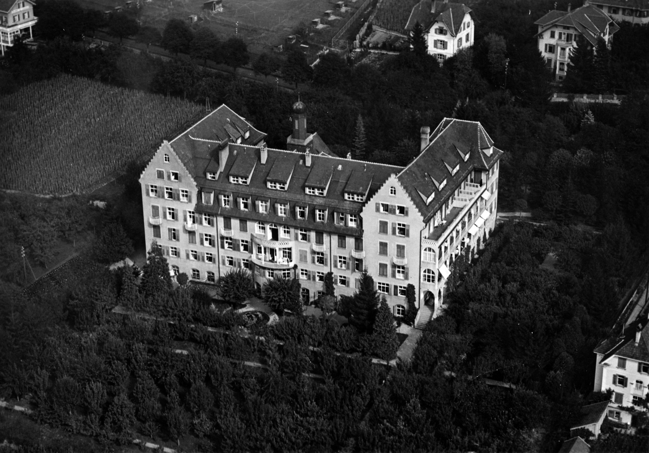 1912: Das Kreuzspital zieht an die Loëstrasse