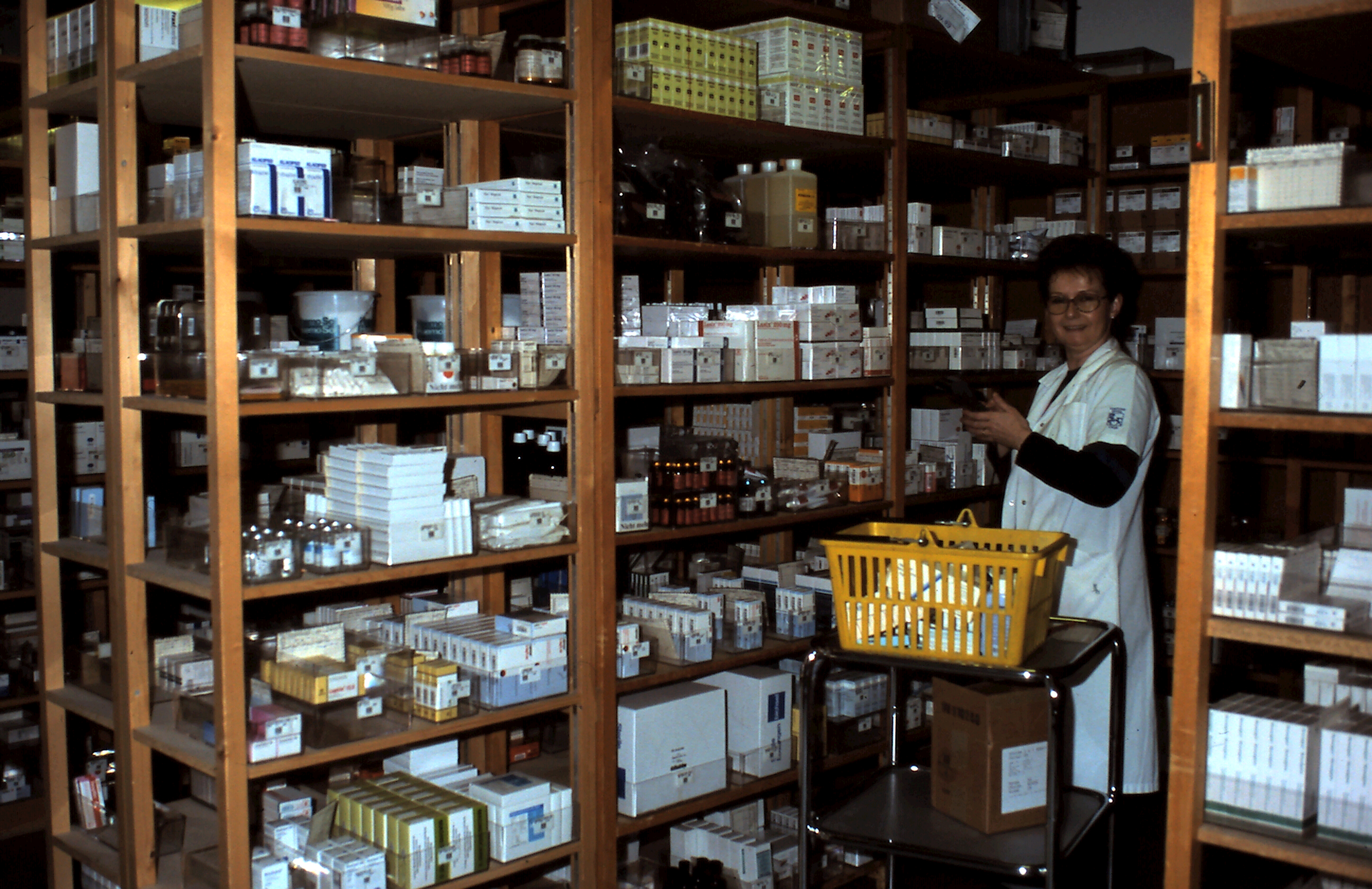 1998: Arzneimittellager der Spitalapotheke am Kantonsspital