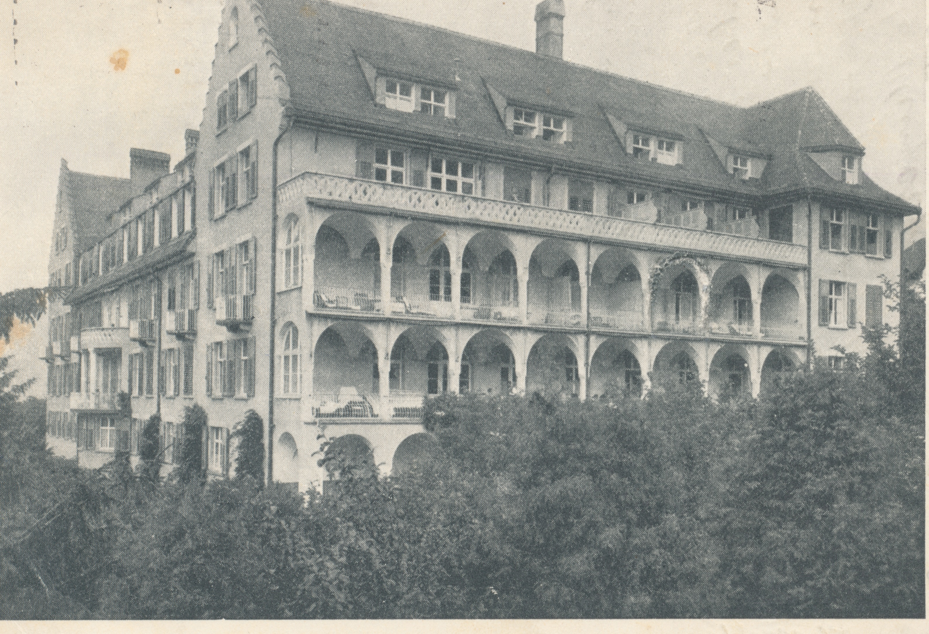 1912: Kreuzspital: Gedeckte Liegehallen für Klimakuren
