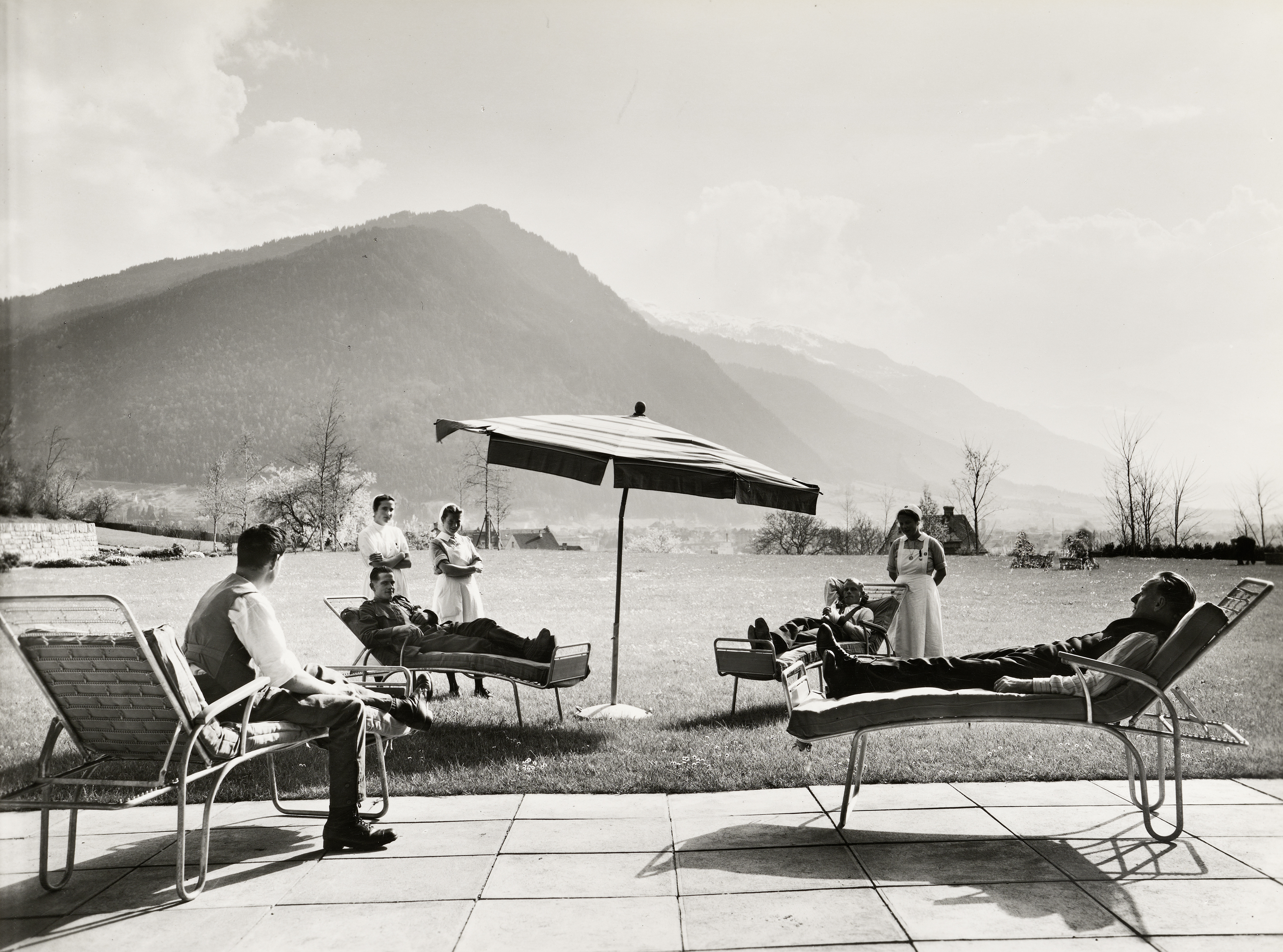 1941: Freiluftkur im Garten des Kantonsspitals