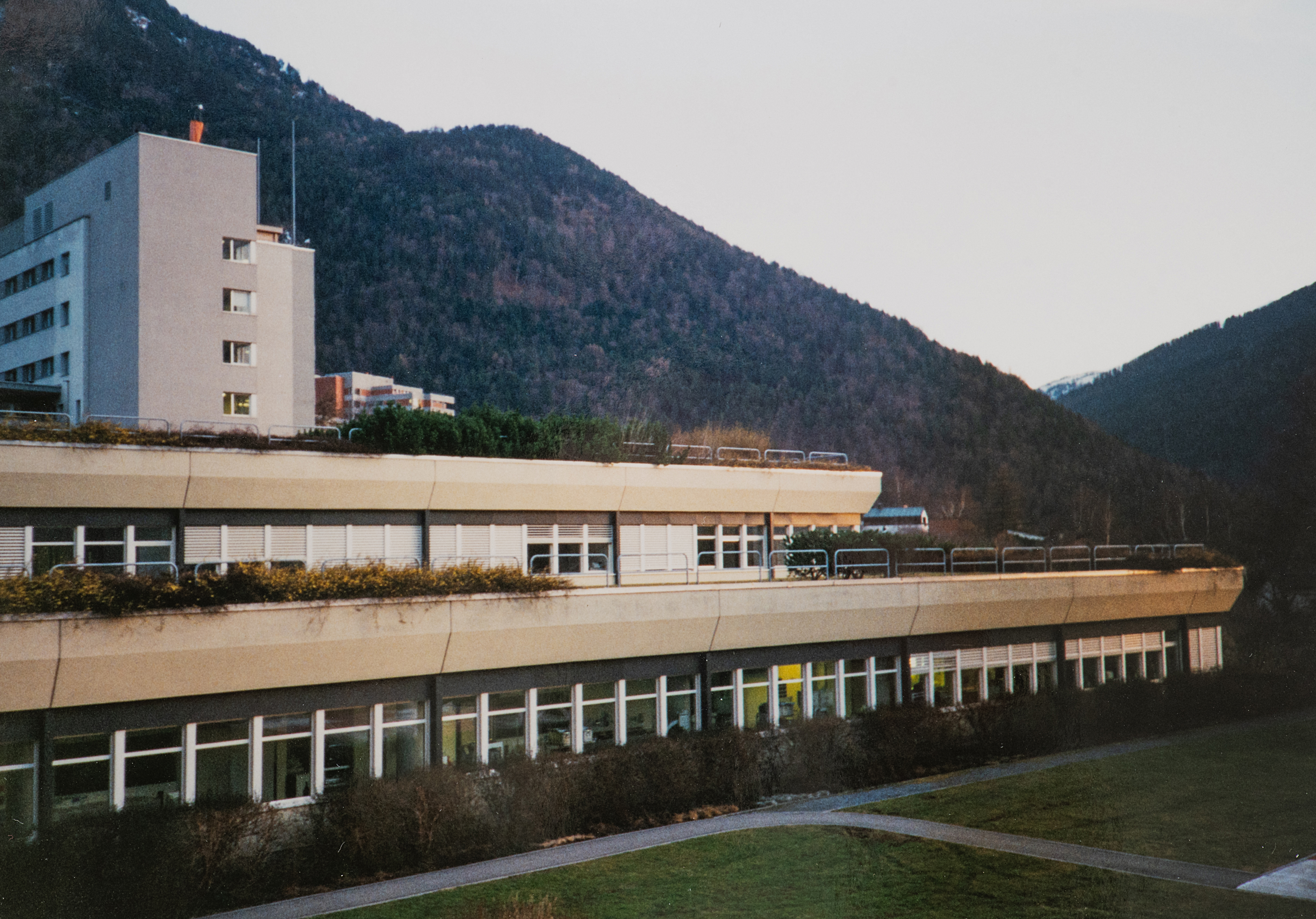 1988: Der Untersuchungs- und Behandlungstrakt des Kantonsspitals nach 1984