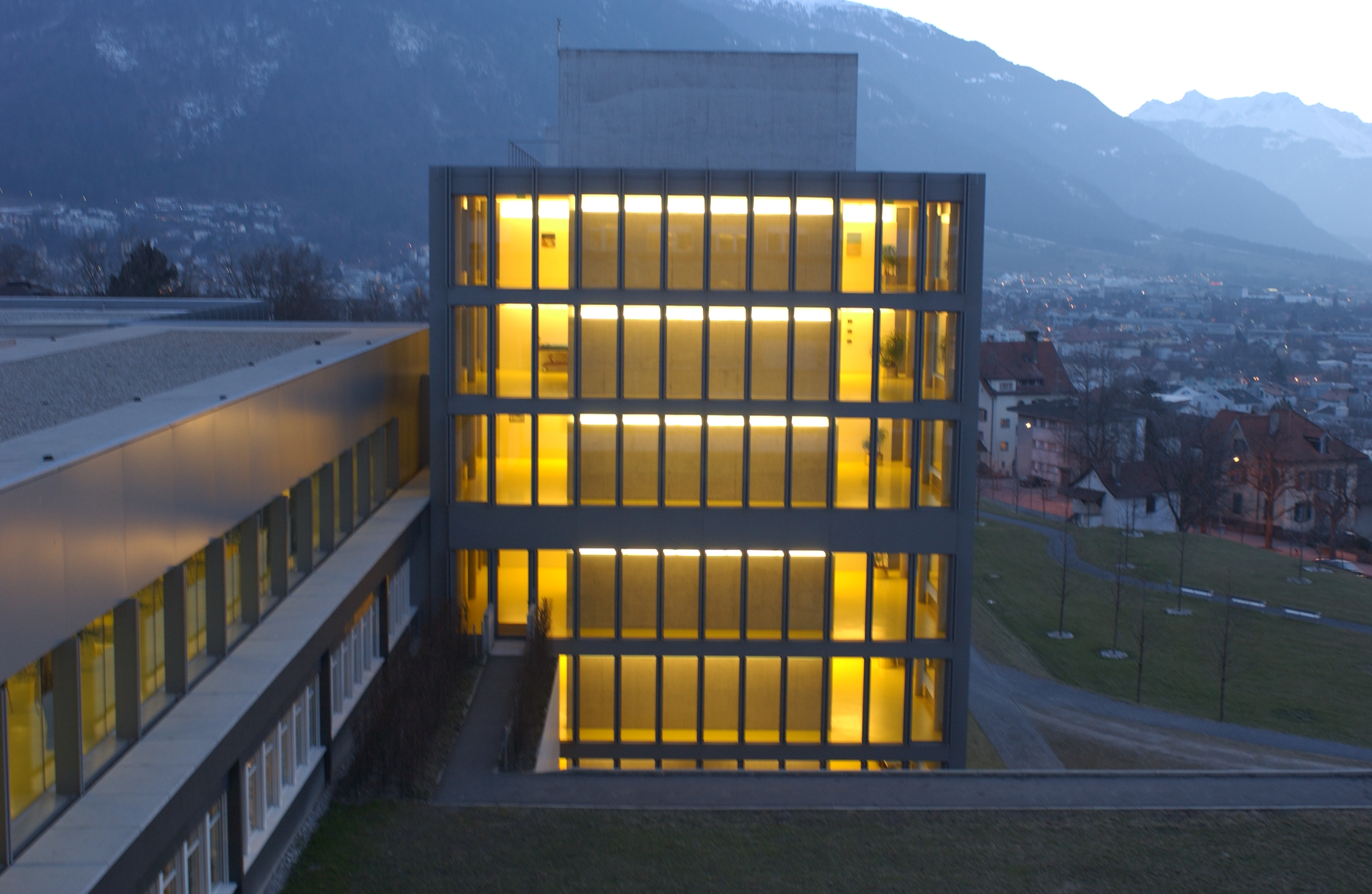 2001: Kantonsspital: Bettenhaus D by night
