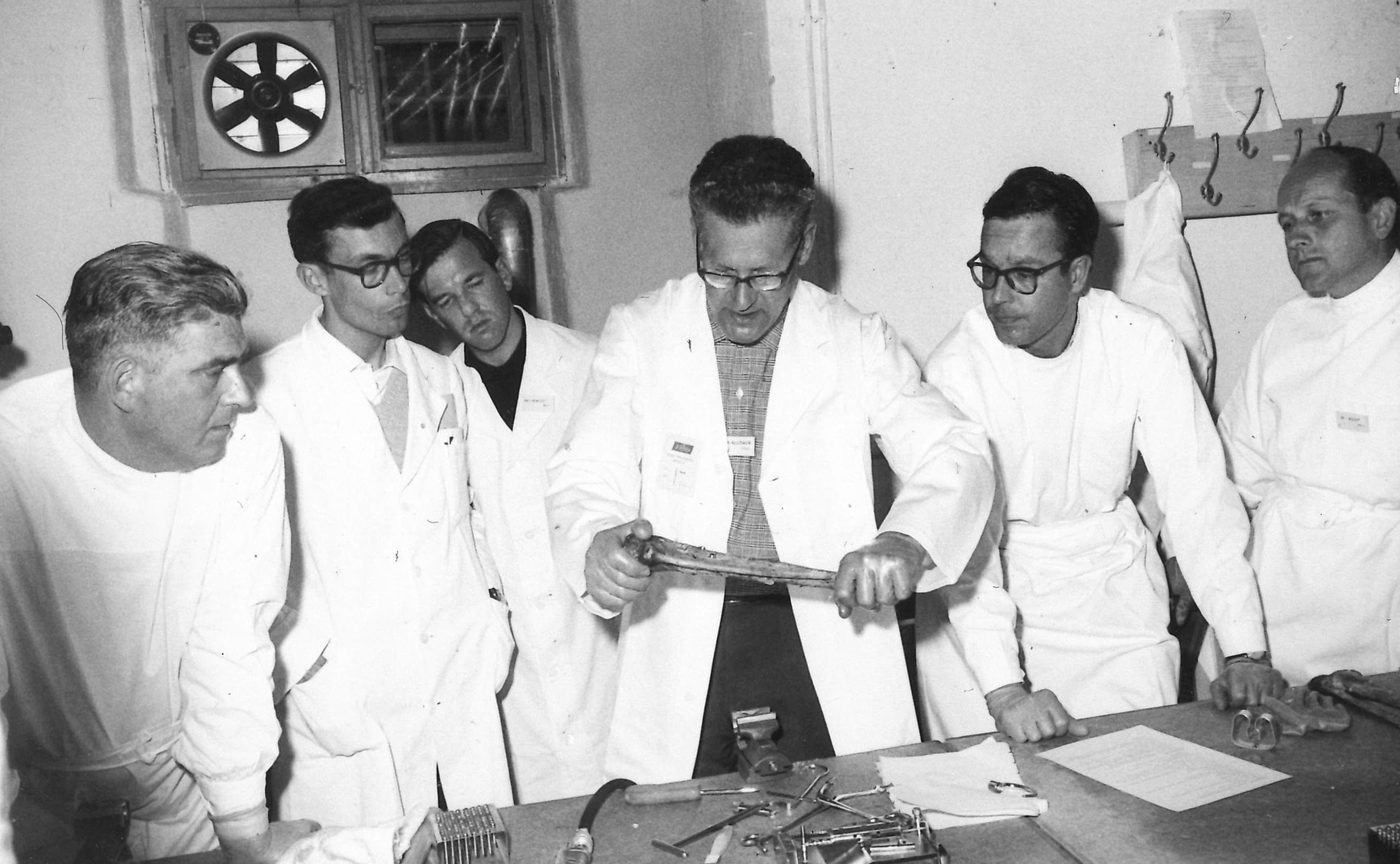 1958: Osteosynthese: praktische Übung
