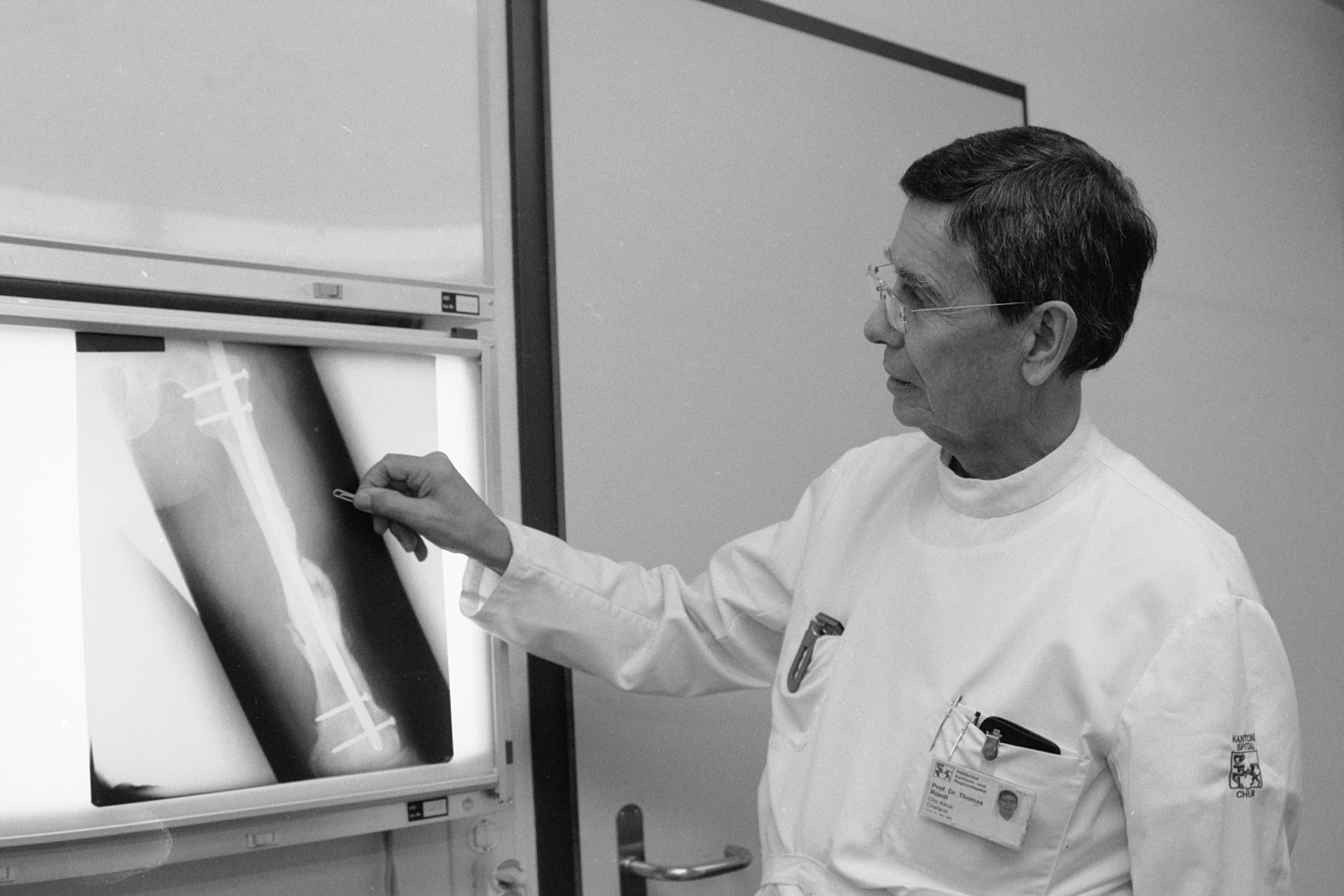 2000: Prof. Thomas Rüedi erklärt eine Osteosynthese