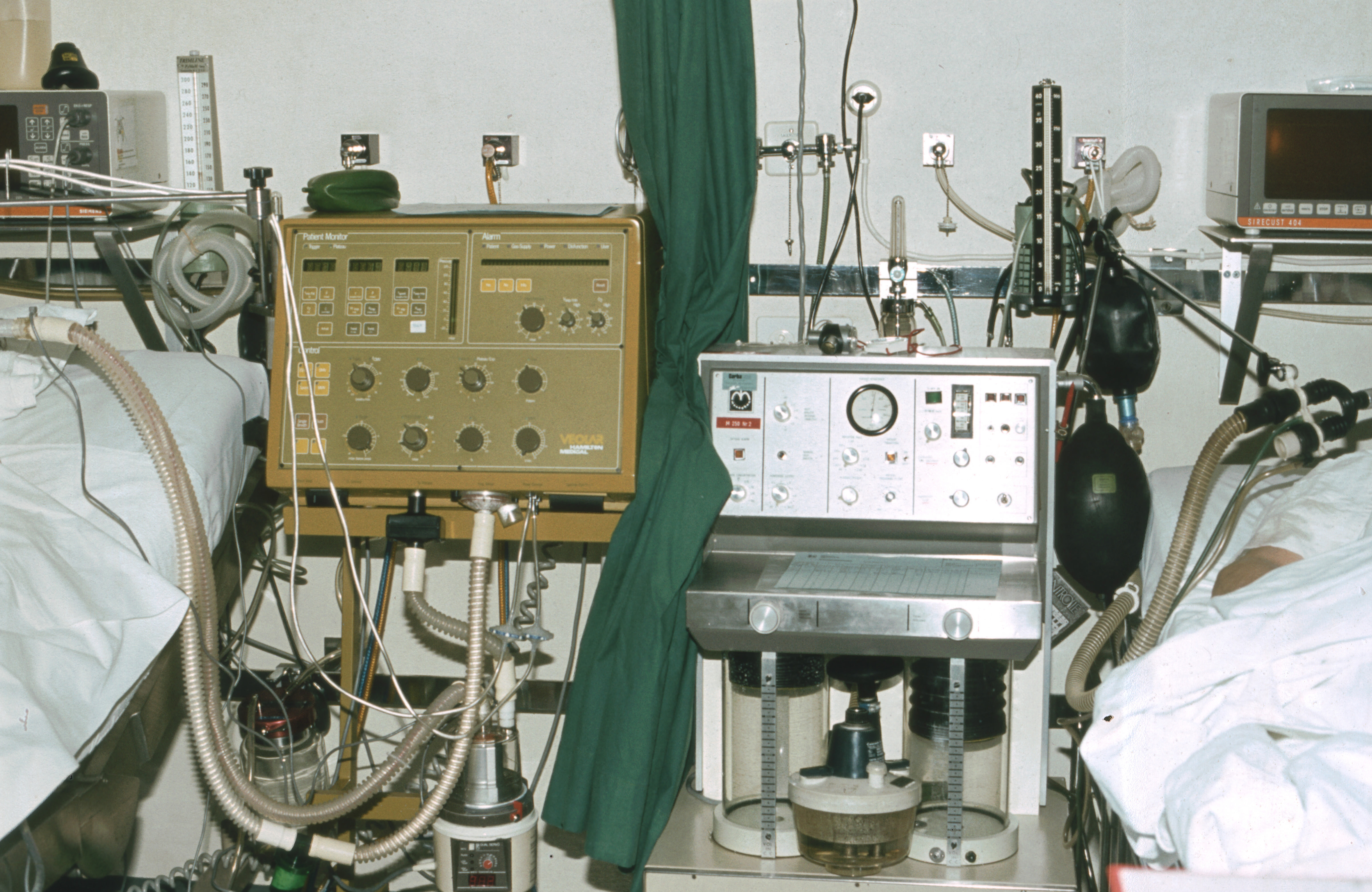 1983: der elektronische Hamilton Medical Respirator (links) und ein rein mechanisches Gerät