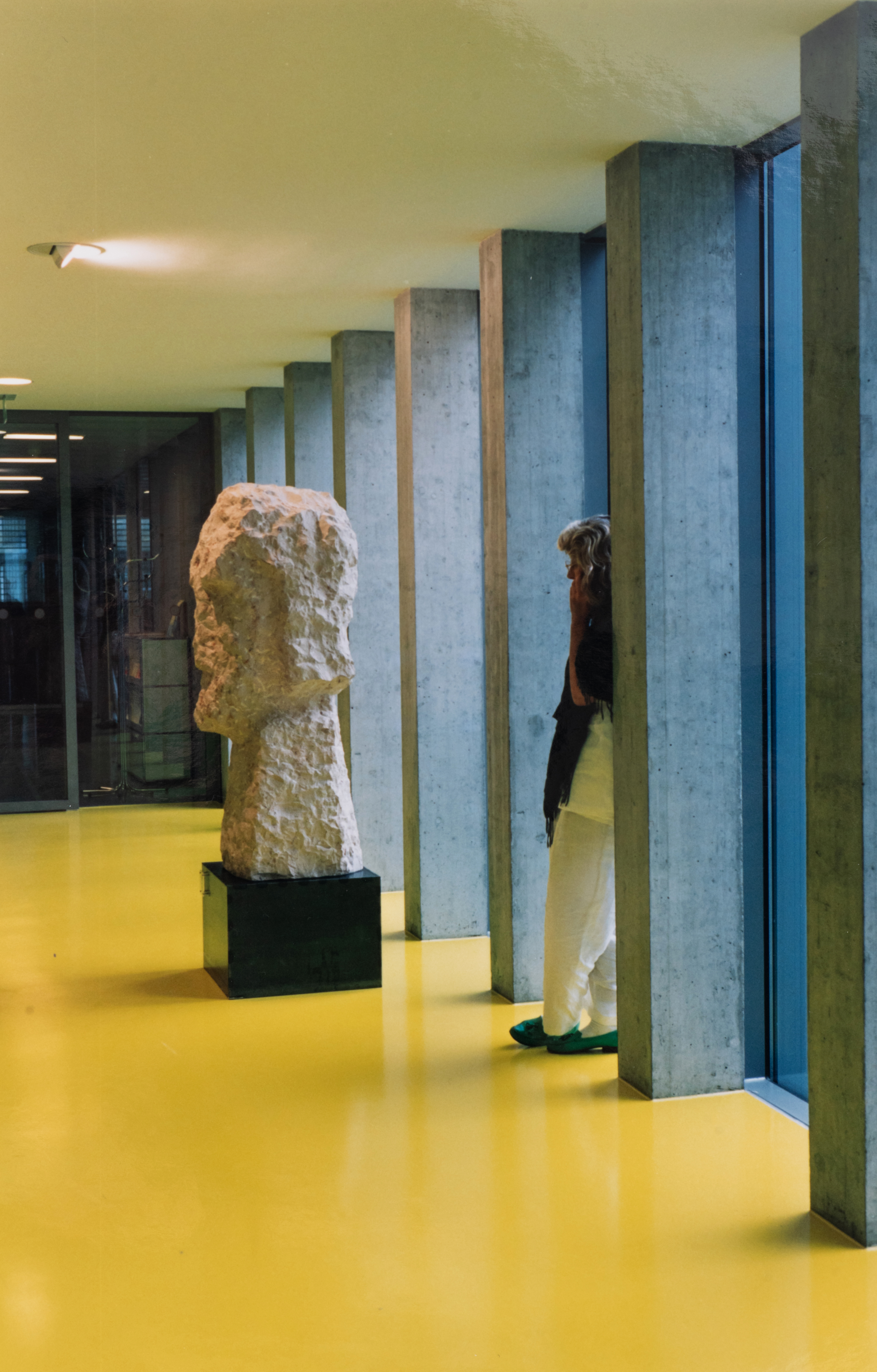 2000: Steinskulptur von Markus Casanova im Kantonsspital