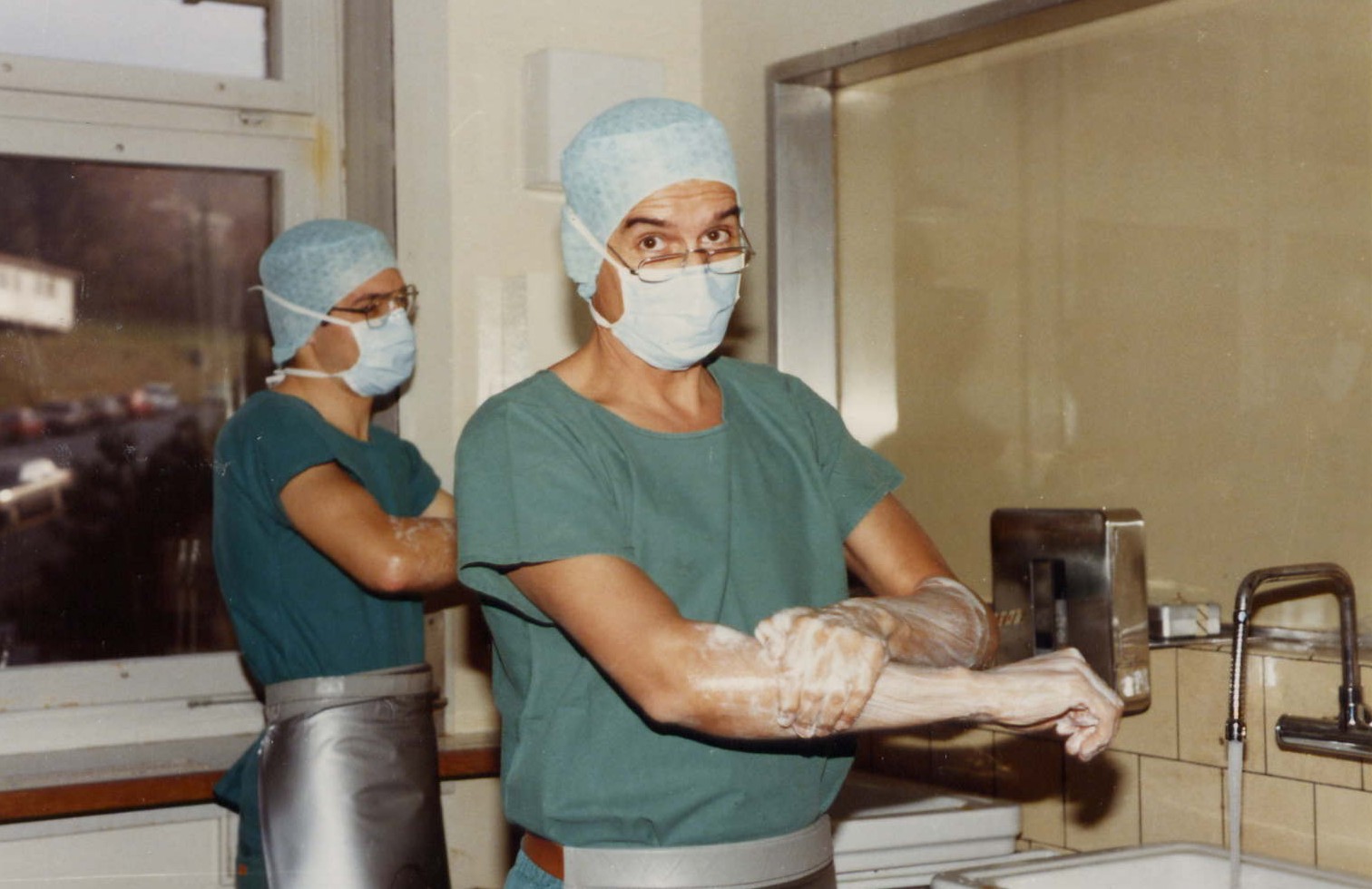 1984: Desinfektion vor der Operation am Kantonsspital