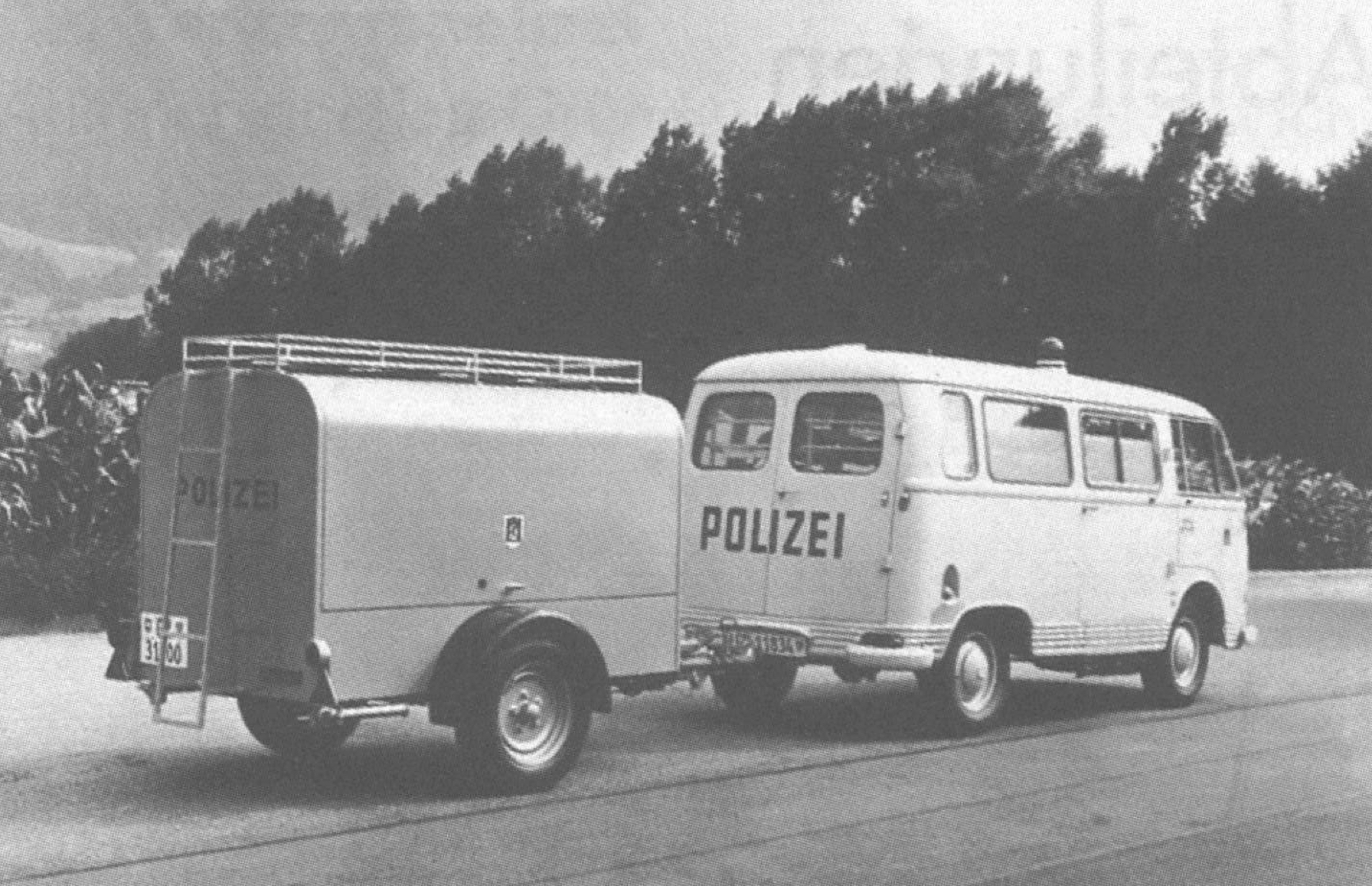 1972: Ambulanzfahrzeug der Stadtpolizei Chur mit Unfallanhänger