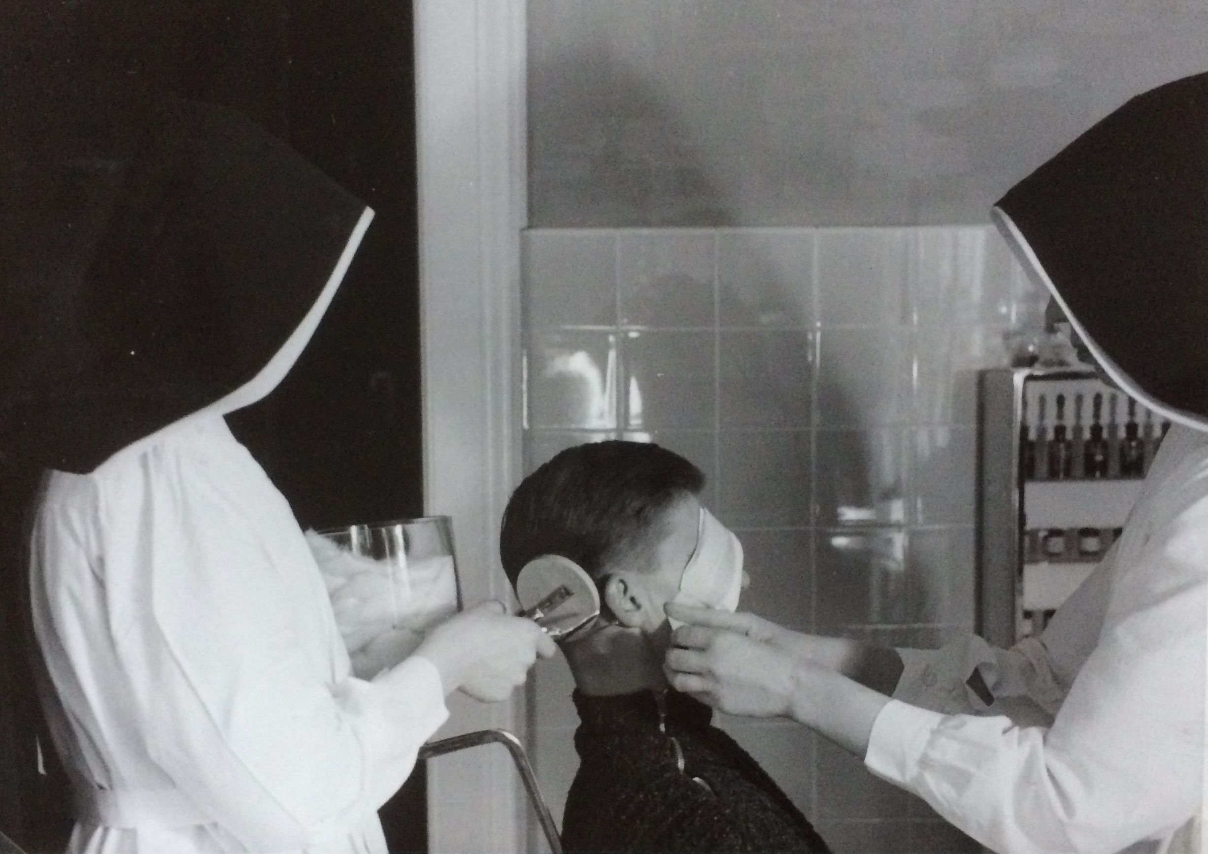 1914: Vorbereitung einer Augenoperation im Kreuzspital