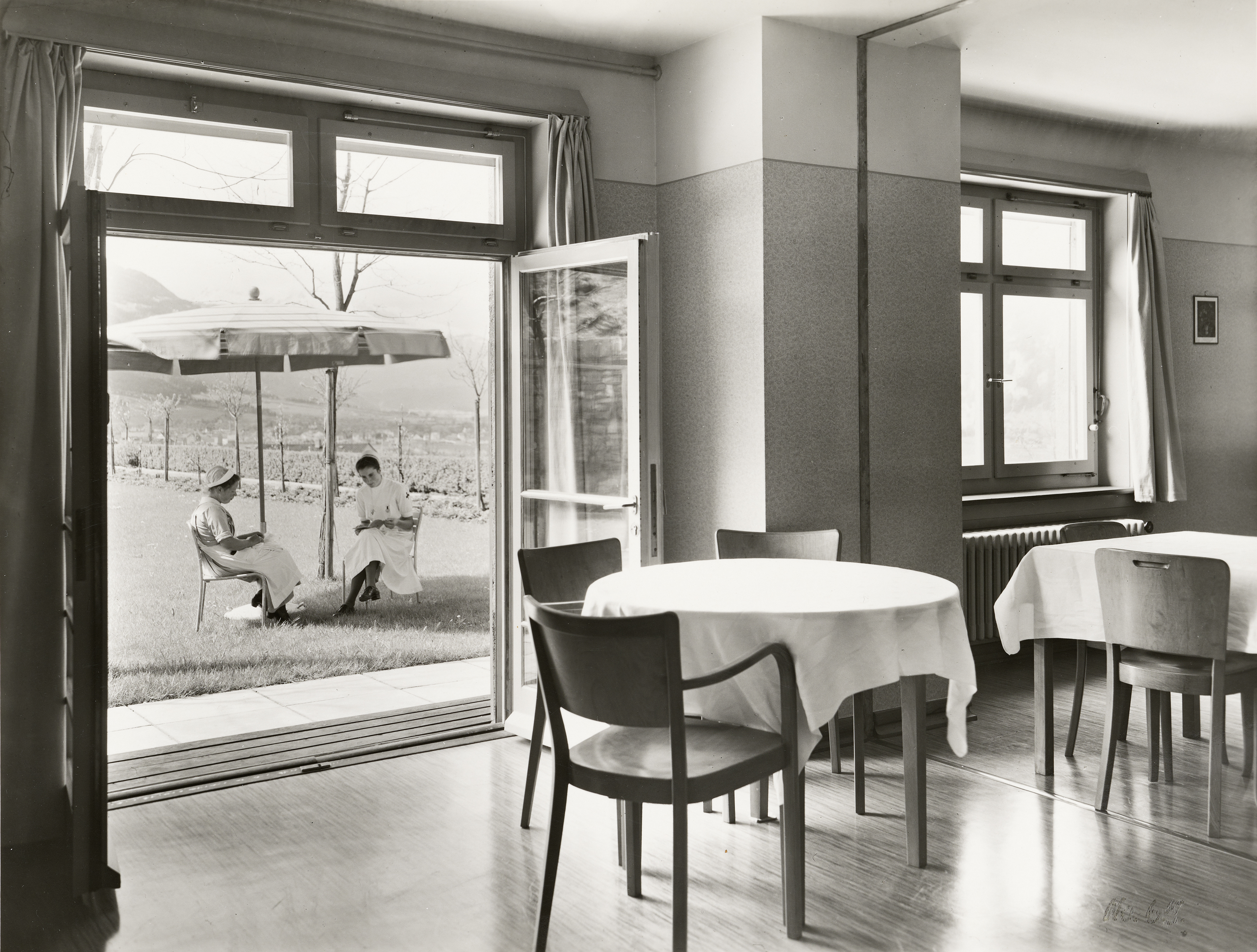 1941: Kantonsspital: Schwestern bei der Erholung