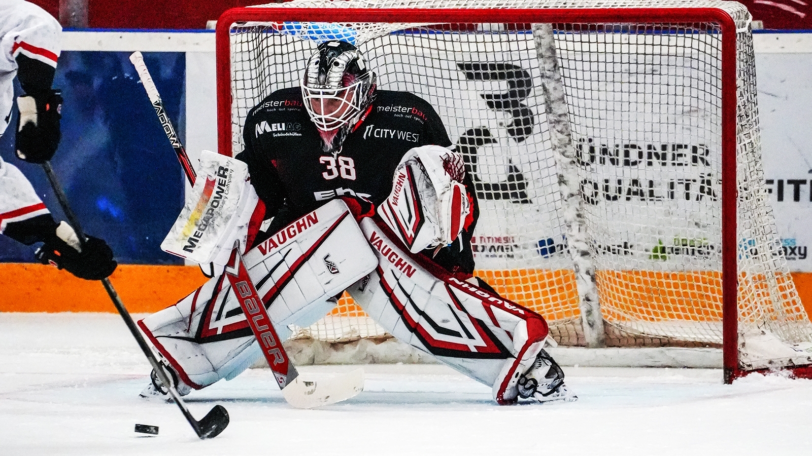 Martin Neckar: Praktikant, Eishockeygoalie beim EHC Chur, Olympionike.