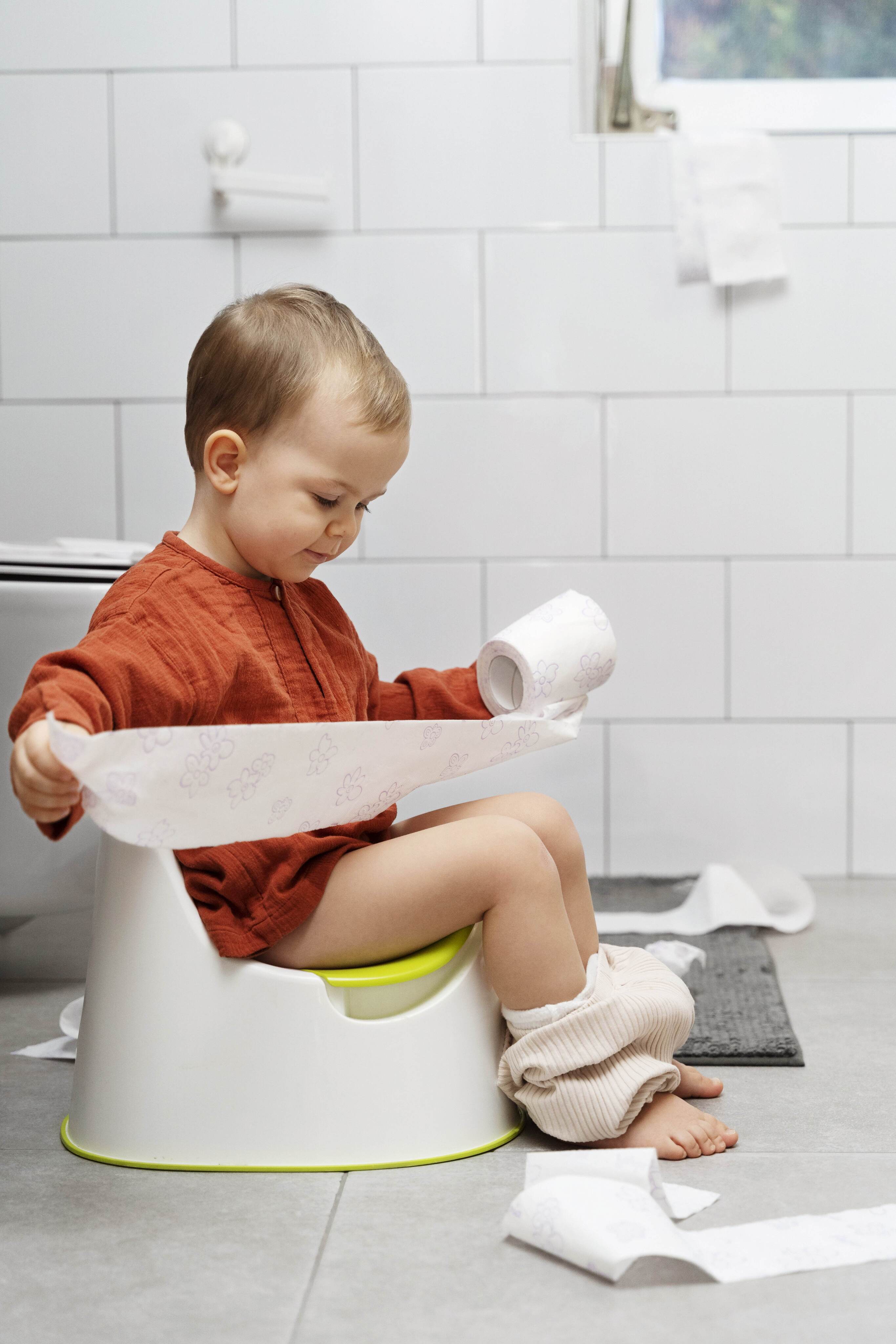 Kind hält Toilettenpapier